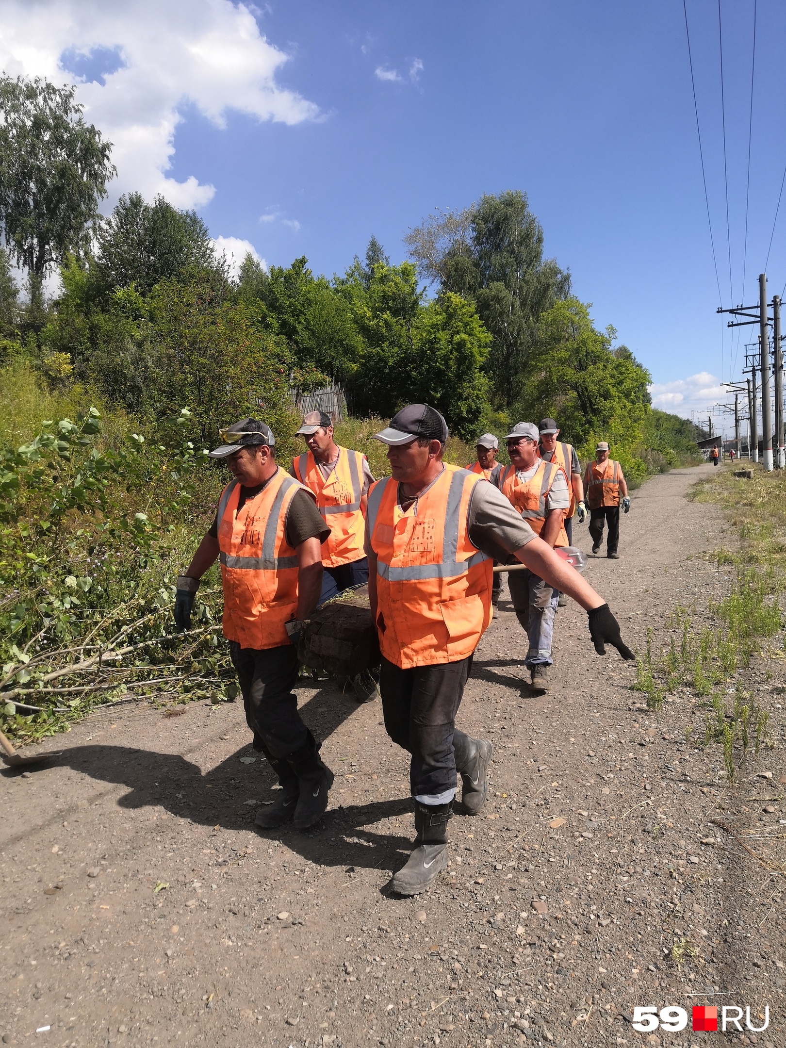 Сотрудники РЖД пришли на помощь спасателям