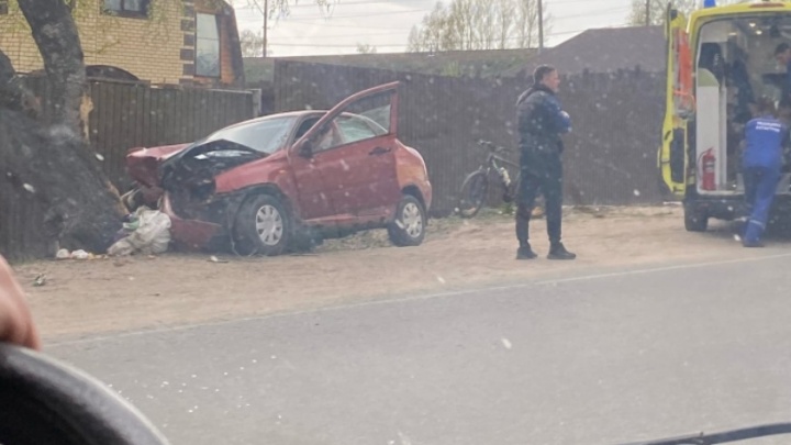 Машину смяло о дерево: в Ярославле пьяный водитель устроил ДТП с пострадавшими