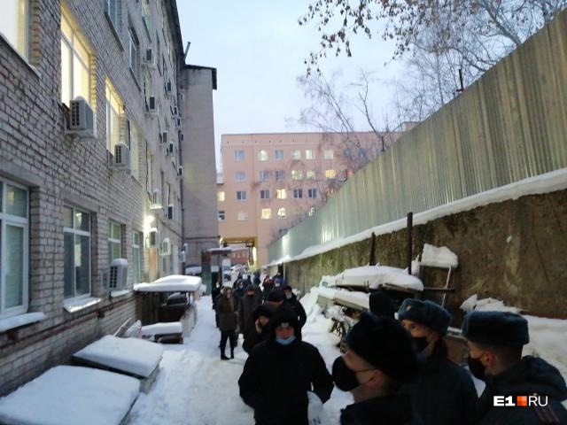 «Стыд и позор!» В Екатеринбурге в поликлинику выстроилась очередь из полицейских