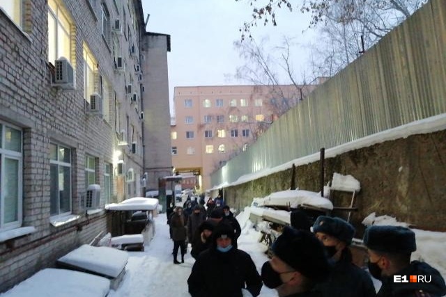 Очередь возле поликлиники на улице Репина Очередь возле поликлиники на улице Репина