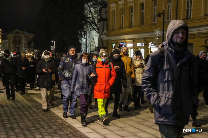 Несогласные с политикой России на Украине собрались вечером 24 февраля на площади Минина и прошли по Большой Покровской