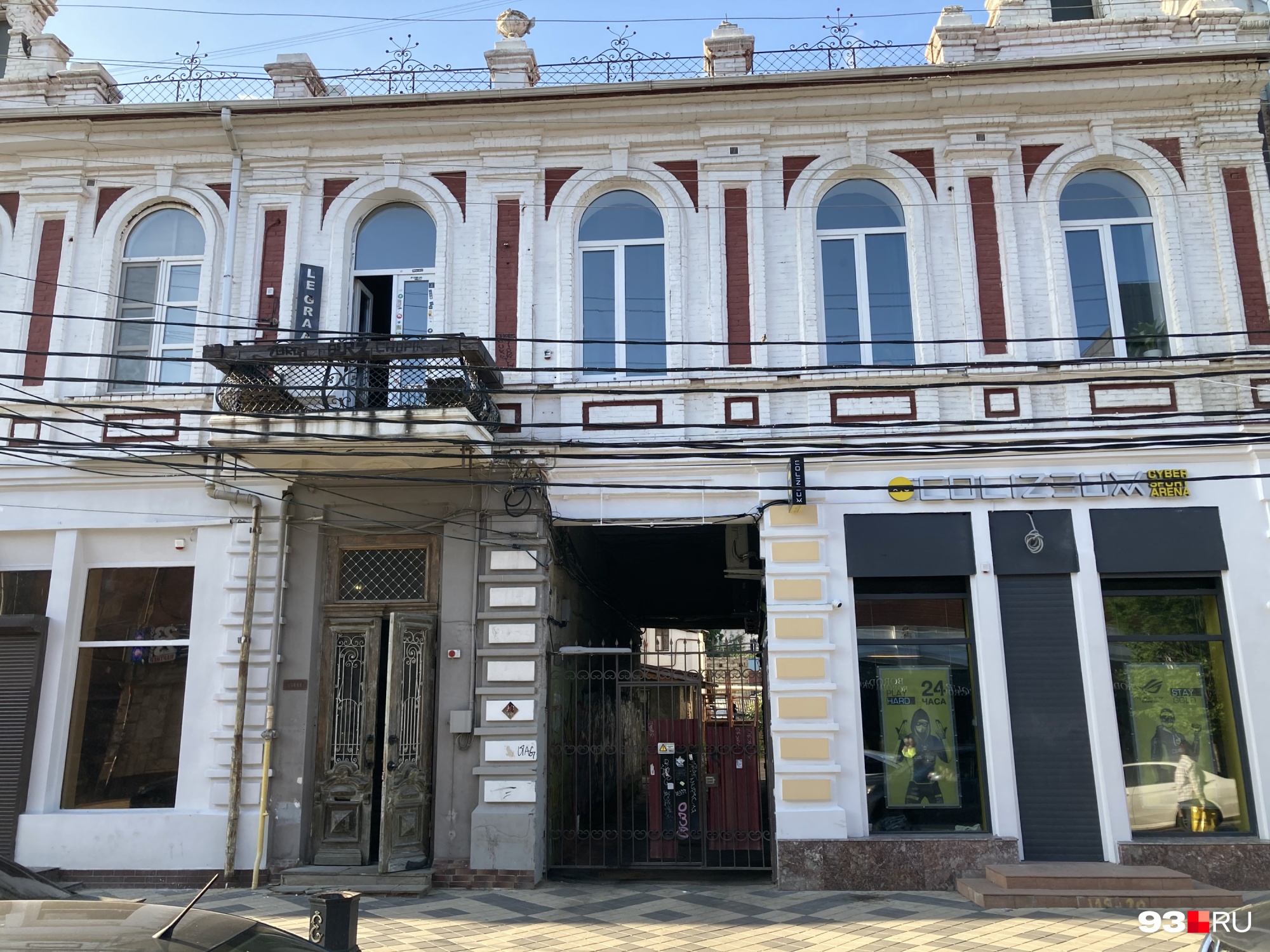 Типичное историческое здание на улице Карасунской