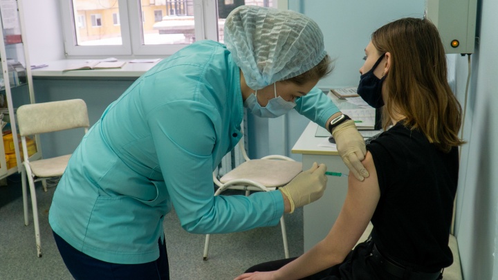 Вакцину от коронавируса поставили почти 1,2 млн жителей Кузбасса