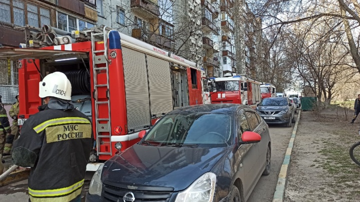 Сотрудники МЧС спасли 5 человек из горящей квартиры в Нижнем Новгороде