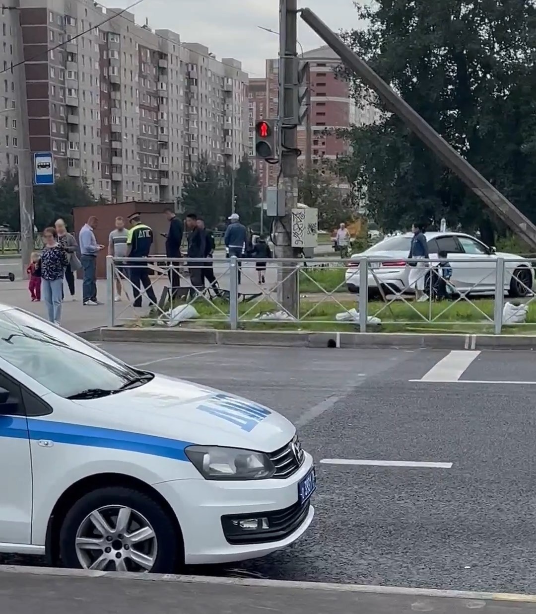 Кольцо на перекрестке Софийской и Колпинского всё утро тормозил  «перевертыш» | 22.08.2022 | Санкт-Петербург - БезФормата