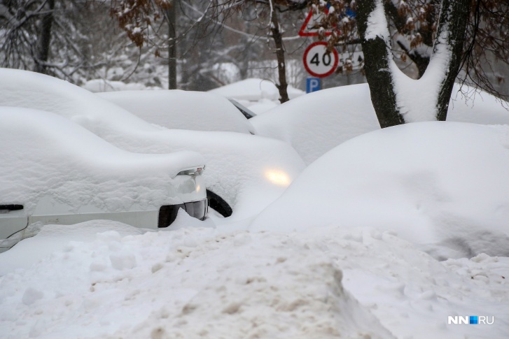 Женщина вызвалась убирать снег на не чищенной несколько недель улице