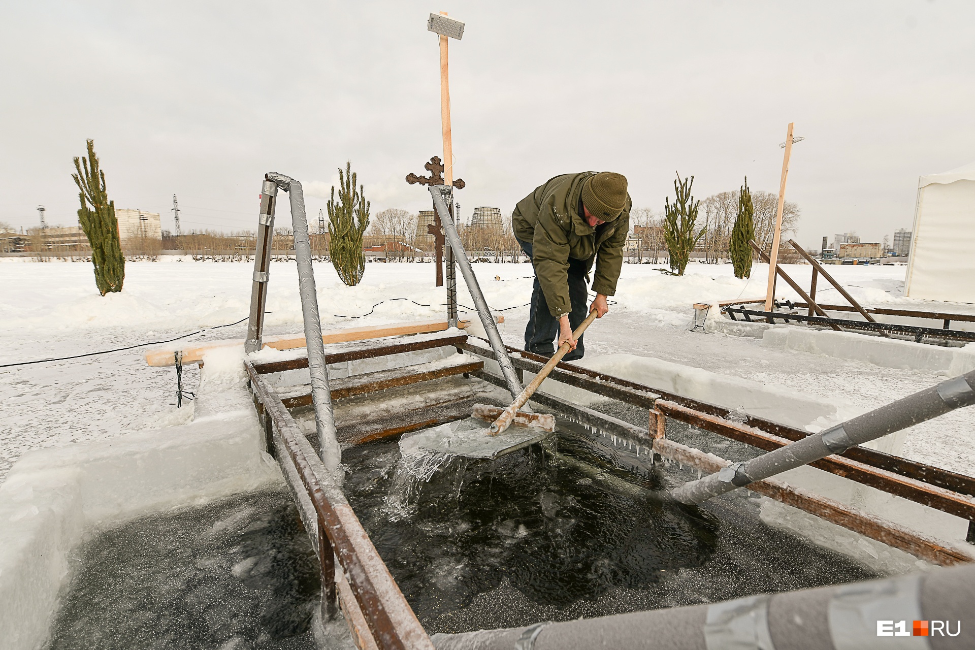 Готовы окунуться? Как в Екатеринбурге готовят ледяные купели для крещенских купаний