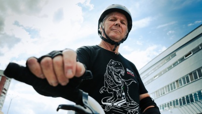 «Я точно пободрее сверстников»: 68-летний велосипедист стал звездой скейт-парков в Екатеринбурге