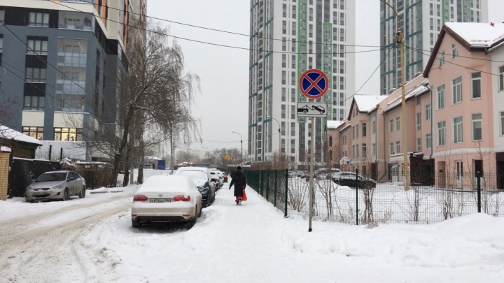 Автохамы забаррикадировали дорогу жильцам многоэтажек на Московской. Обращения в ГИБДД не помогают