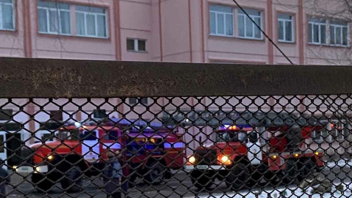 В Челябинске из-за возгорания в школе эвакуировали 650 детей