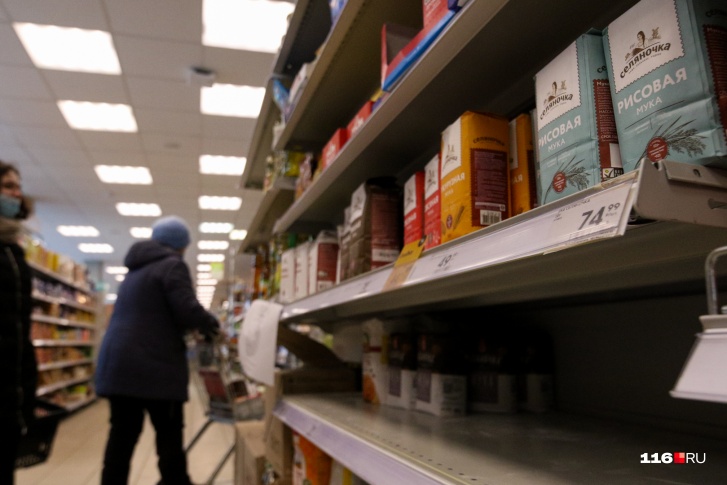 Практически все магазины ввели ограничения на продажу самых популярных продуктов. Но это, кажется, не очень помогло Практически все магазины ввели ограничения на продажу самых популярных продуктов. Но это, кажется, не очень помогло