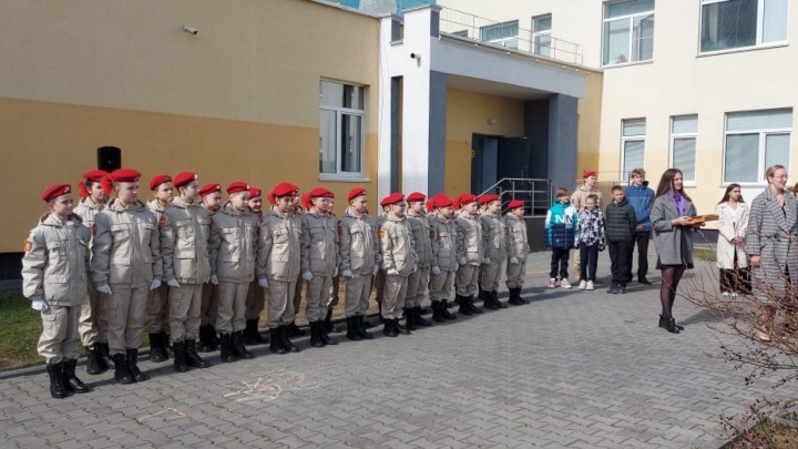 В школах Екатеринбурга начали петь гимн России и поднимать флаг: видео