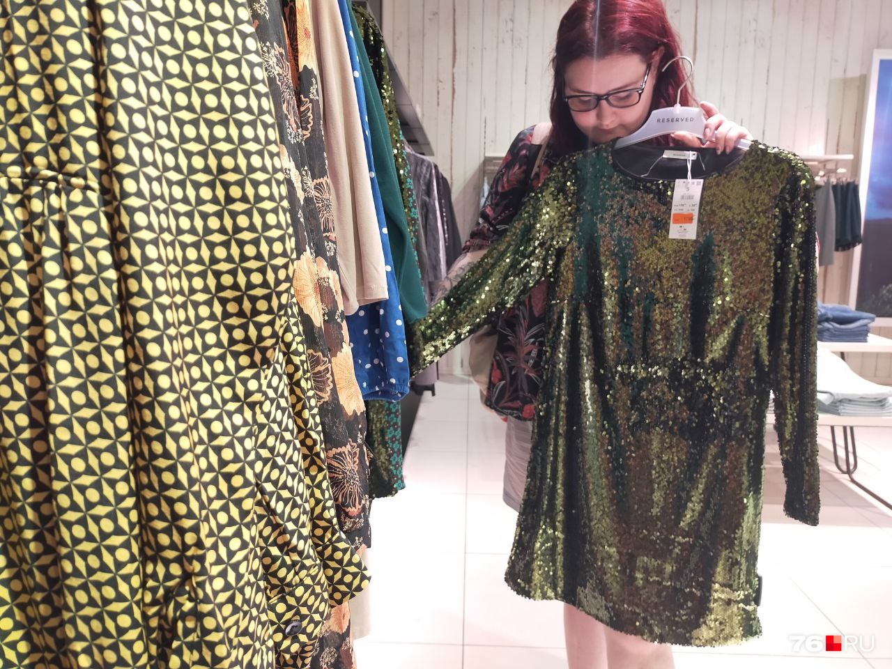 Это платье в магазине Reserved ждет своего покупателя с зимы. Стоит такая модель в пайетках сейчас 1799 рублей