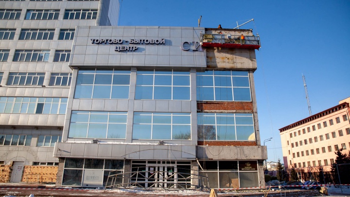 В Тюмени демонтируют фасад дома быта «Сибирь». Показываем, каким станет это здание после реновации