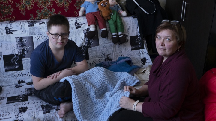Ребенок связал с бизнесом: жительница Березовского взялась за спицы ради сына с синдромом Дауна