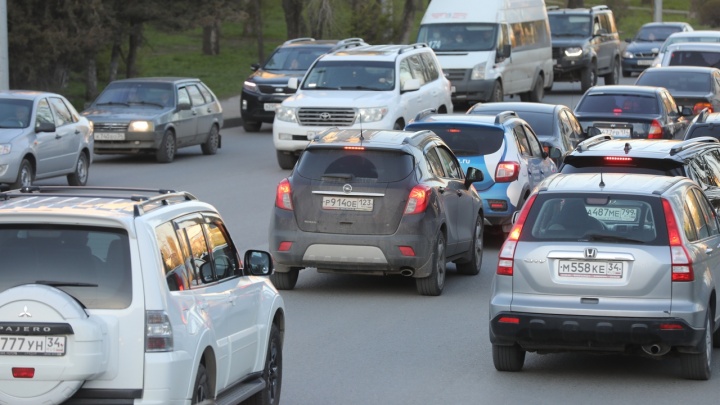 А на машинах даже следов нет: аварии парализуют движение в Волгограде