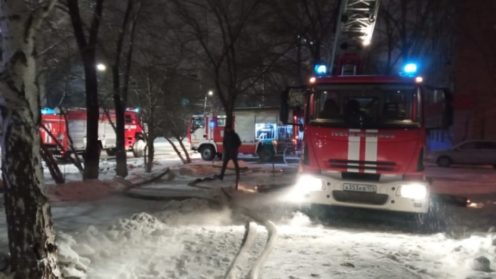 В Челябинске эвакуировали общежитие медуниверситета из-за пожара