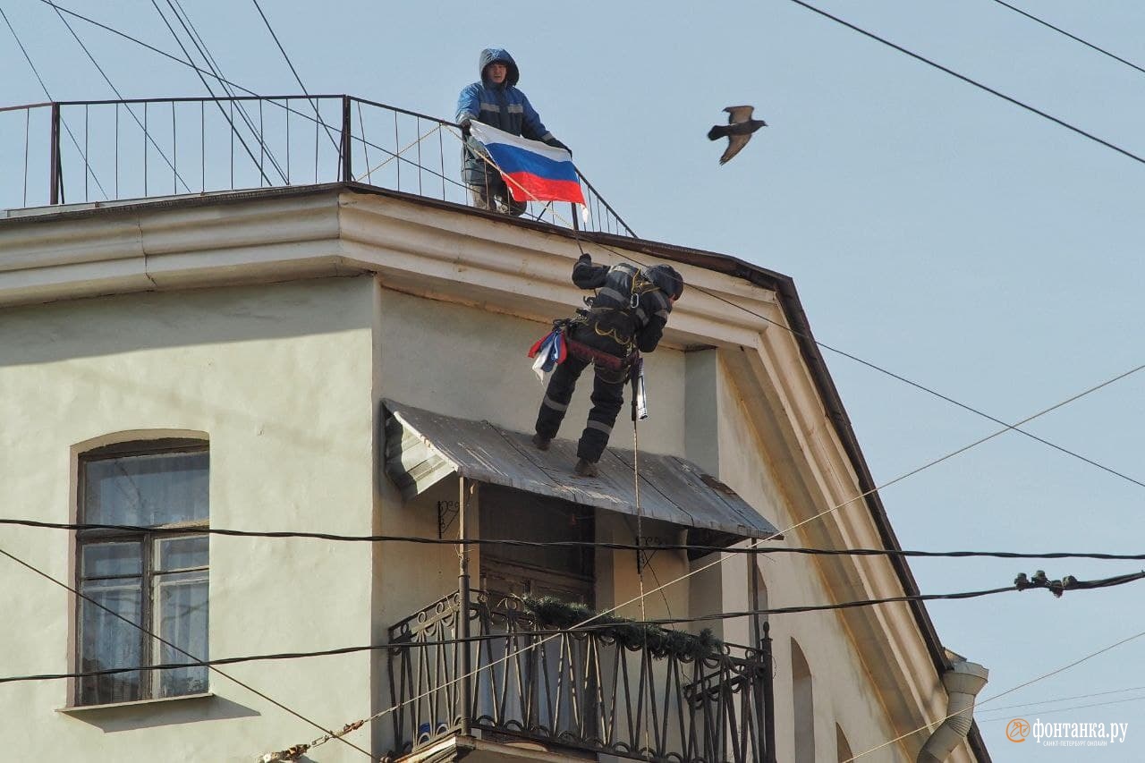 На балконах — флаги, в рекламе — георгиевские ленточки. Петербург украшают  символикой | 05.03.2022 | Санкт-Петербург - БезФормата