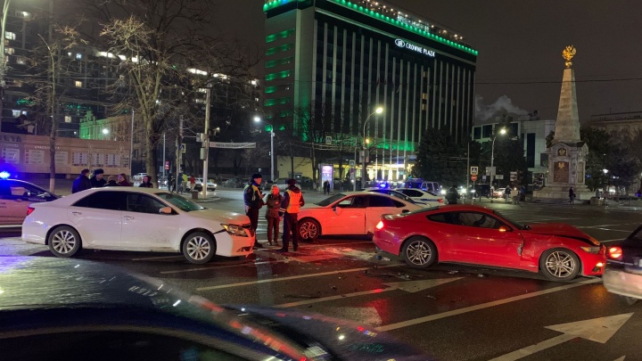 Появилось видео с моментом ДТП в центре Краснодара, где «Мустанг» сбил полицейского