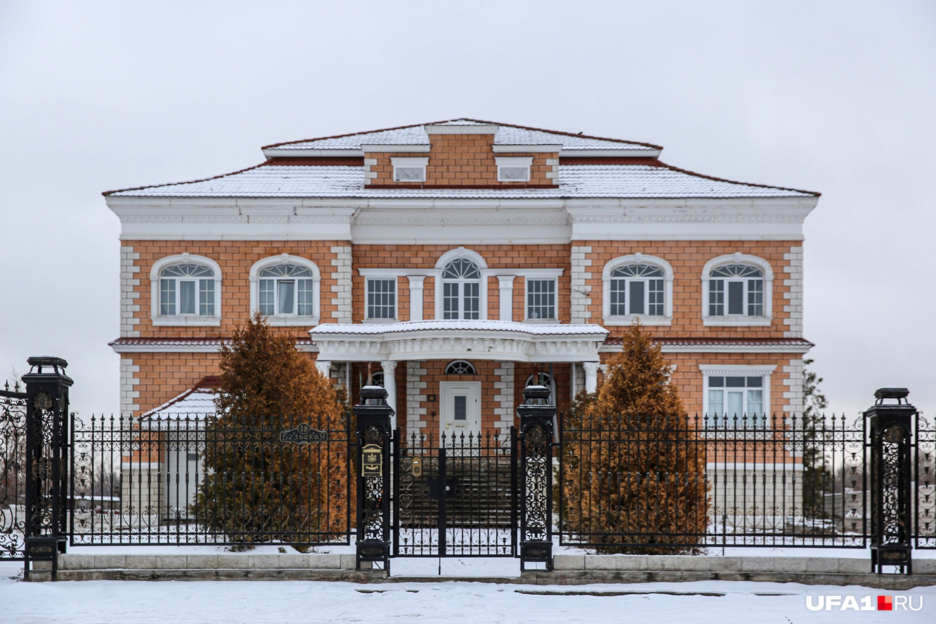 Кстати, дом выставлен на продажу, цена — 70 миллионов рублей Кстати, дом выставлен на продажу, цена — 70 миллионов рублей