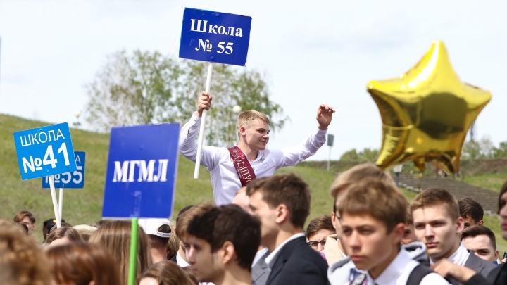 Тысячное селфи и сотни улыбок: в Магнитогорске прошел «Парад выпускников — 2022»