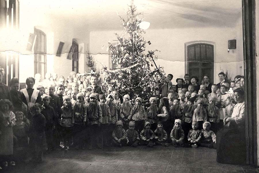На фото — рождественская елка в новом здании Ольгинского детского приюта в конце XIX века