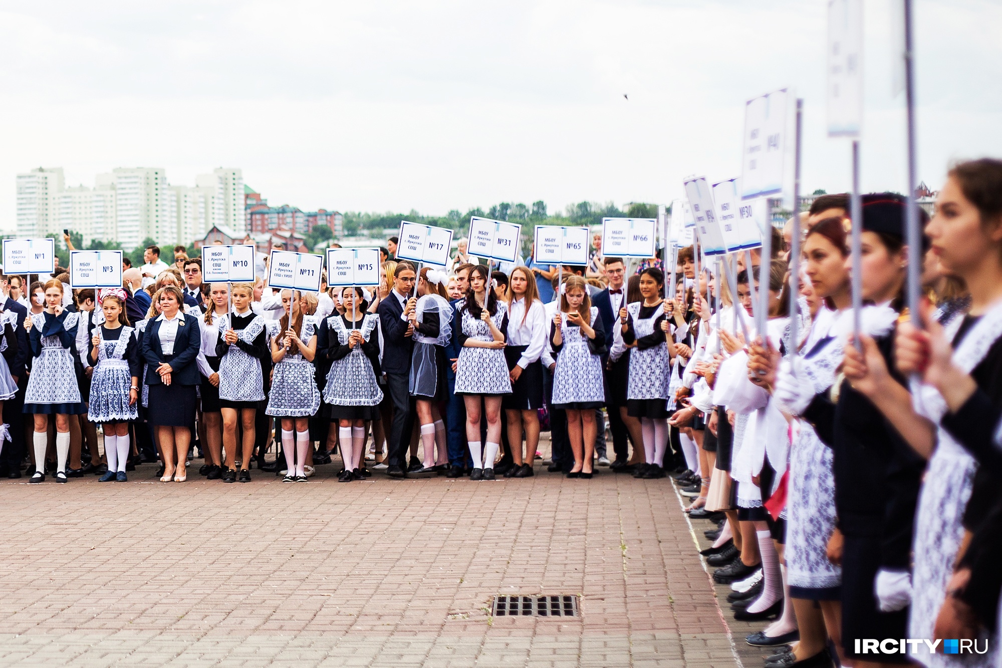 На набережной собрались около 400 выпускников иркутских школ