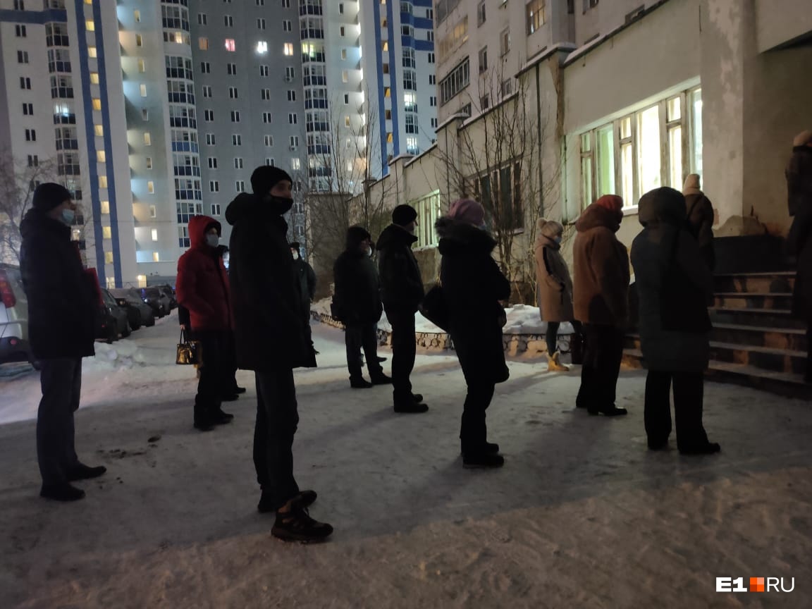 «Приема ждут 40–50 человек»: в Екатеринбурге выстроились огромные очереди у дверей больниц