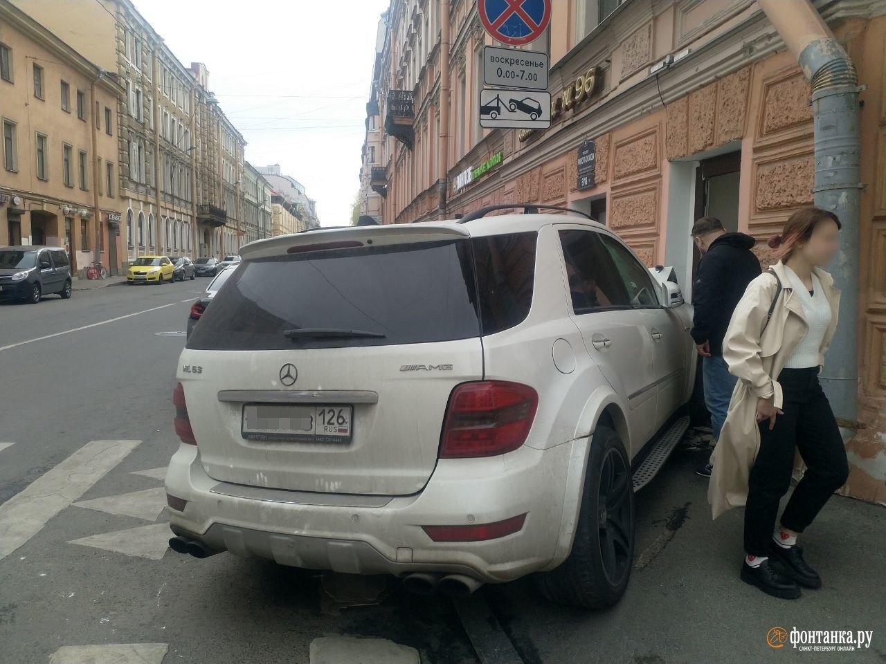 Mercedes приехал в булочную на Римского-Корсакова, уходя от полиции |  11.05.2022 | Санкт-Петербург - БезФормата