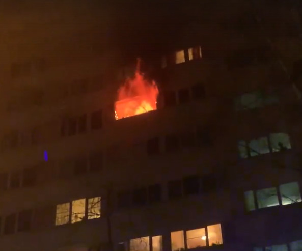 Пламя охватило квартиру на Маршала Жукова и вырвалось наружу. Работали медики