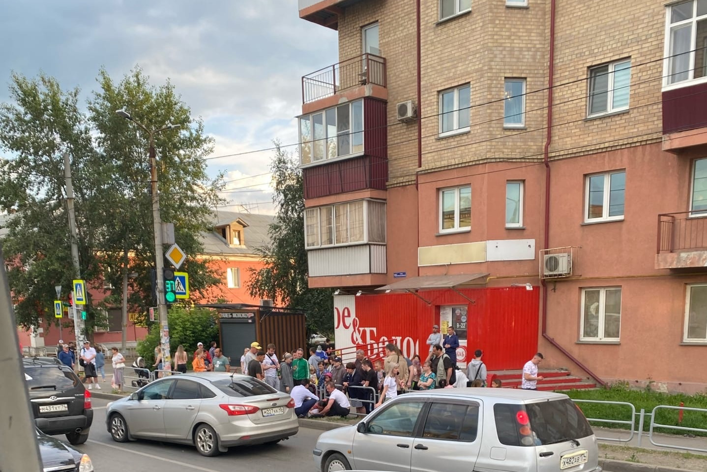 На помощь ребенку тут же бросились прохожие, с места аварии его забрала скорая помощь На помощь ребенку тут же бросились прохожие, с места аварии его забрала скорая помощь