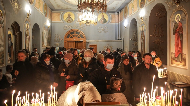 МЧСник в очереди за свечами и прихожанка из Москвы: сотни тюменских верующих встретили Рождество