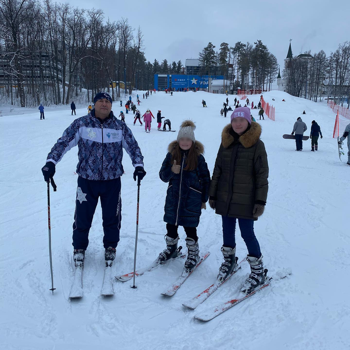 Вице-премьер со своей семьей катается на горных лыжах