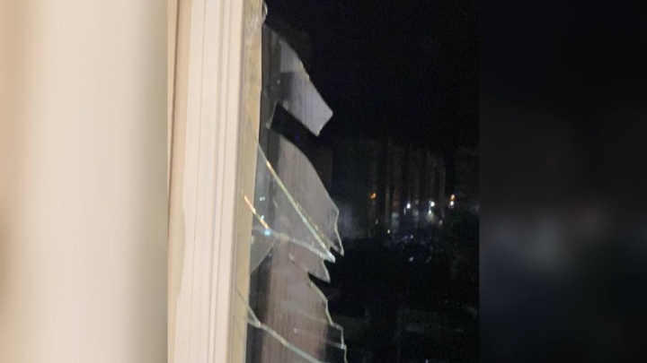 В Краснодаре оторвавшийся кусок кровли разбил окно многоэтажки. Стекло посыпалось на спящую женщину
