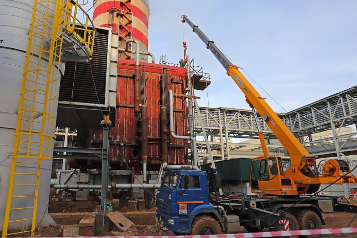 Врезка в главный заводской трубопровод подачи углекислого газа проходила в два этапа Врезка в главный заводской трубопровод подачи углекислого газа проходила в два этапа