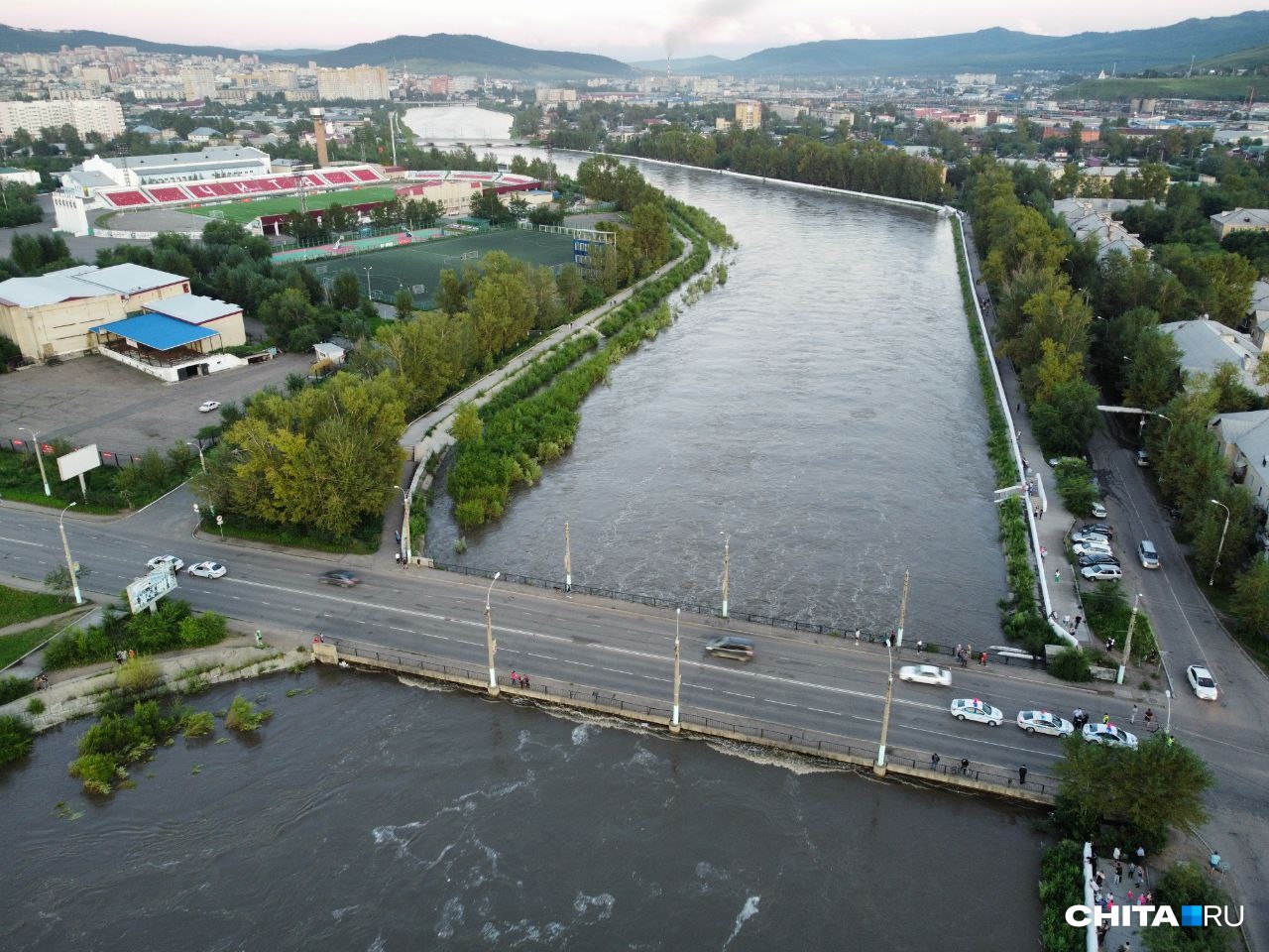 Мост на Комсомольской вечером <nobr class="_">29 июля</nobr> во время наводнения принял удар стихии, но устоял