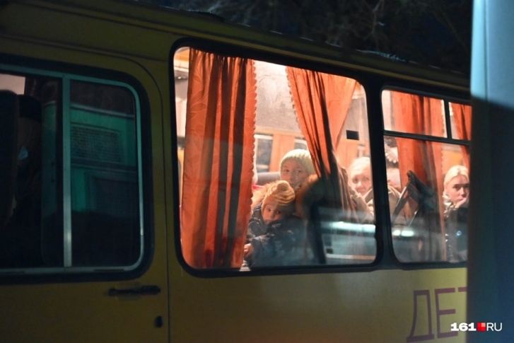 Сейчас в Ростовскую область прибывают автобусы с женщинами и детьми из непризнанных республик