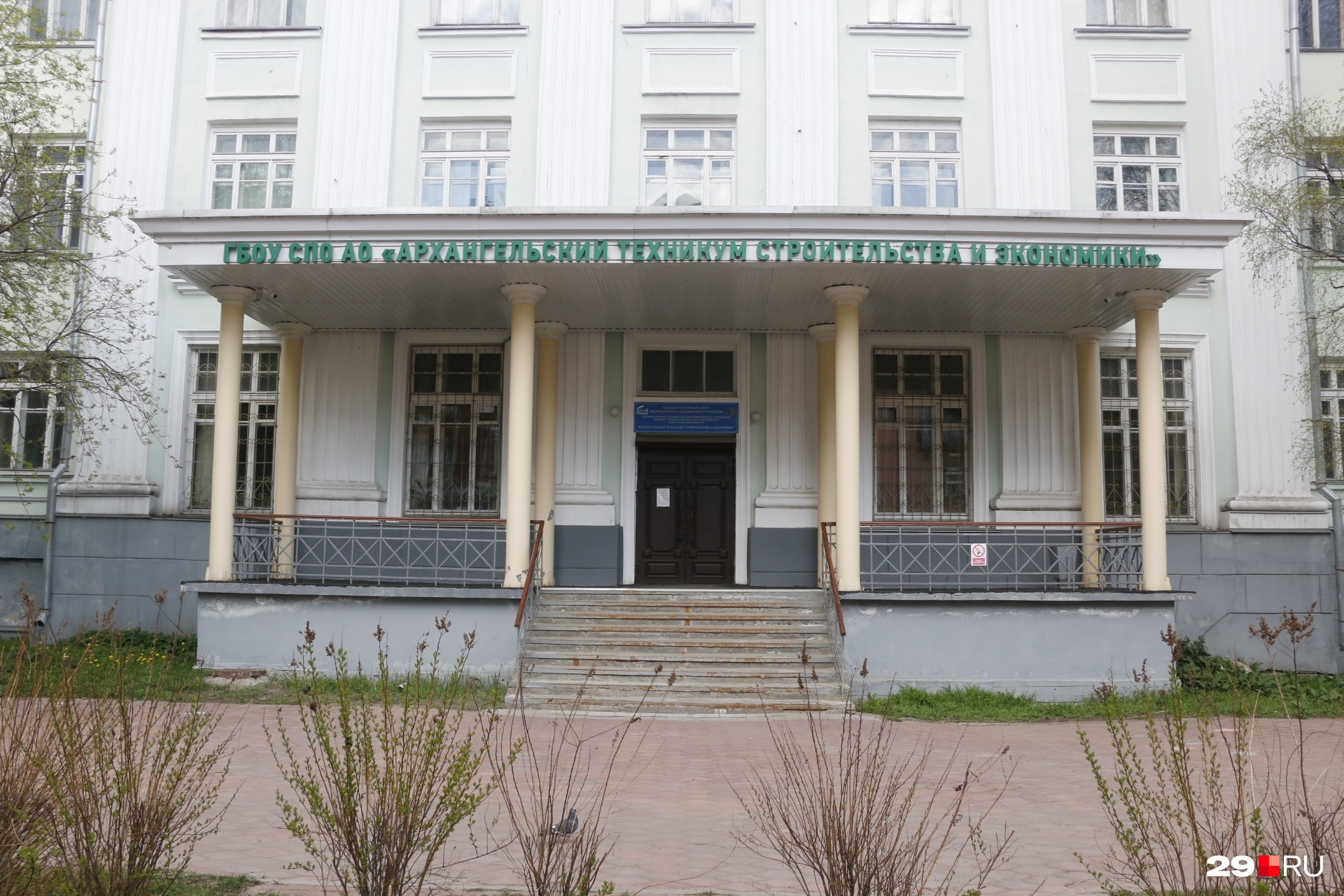 А это здание стоит в центре Архангельска, на проспекте Чумбарова-Лучинского