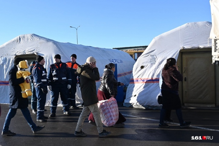 По данным на день 20 февраля, в РФ прибыли более 40 тысяч беженцев из Донбасса По данным на день 20 февраля, в РФ прибыли более 40 тысяч беженцев из Донбасса
