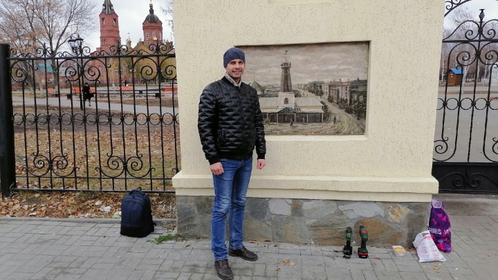 «Ждал, что раскрасят из баллончика — пока не трогают»: Василий Балашов — о картине в курганском Горсаду