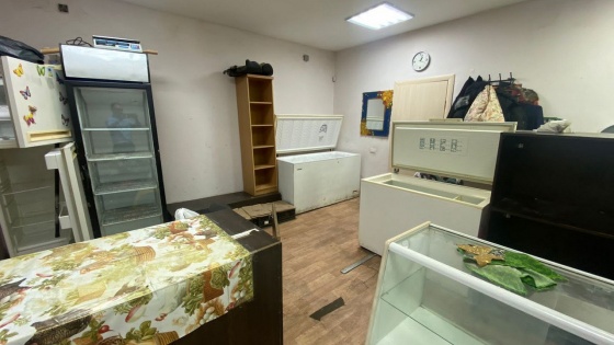 В Челябинске полицейские прикрыли магазин в гаражах, где пенсионерам продавали просроченные продукты