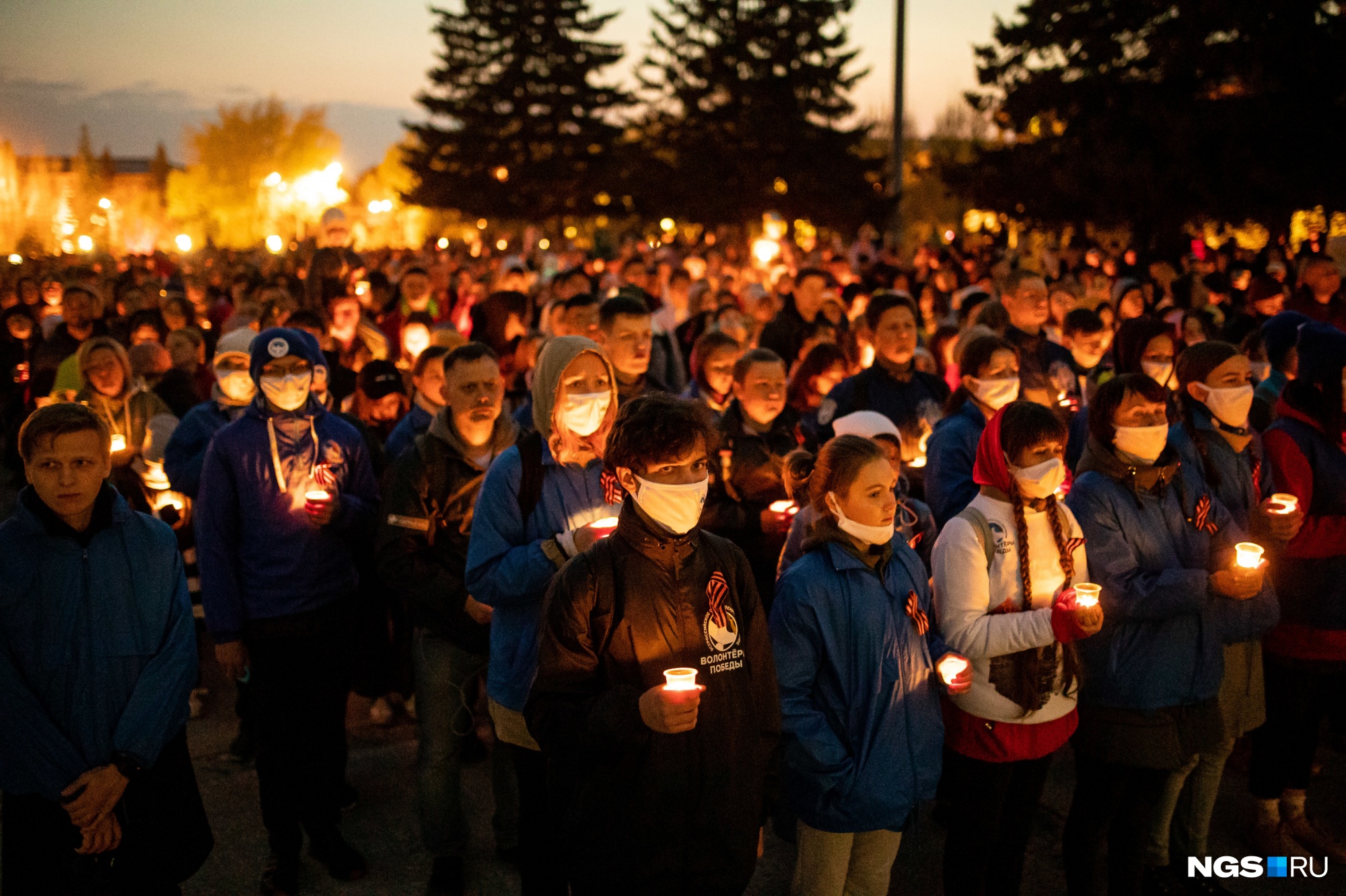 Тысячи новосибирцев собрались поздно ночью на Монументе Славы