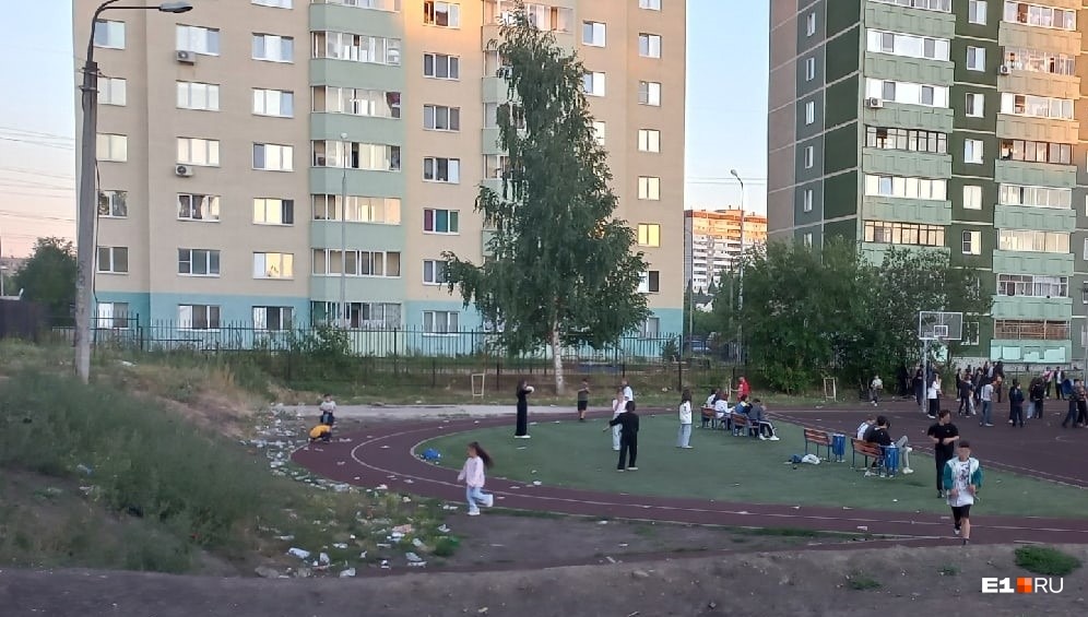 Тусовки по ночам и горы мусора: новый школьный двор на Сортировке атаковали подростки. Видео
