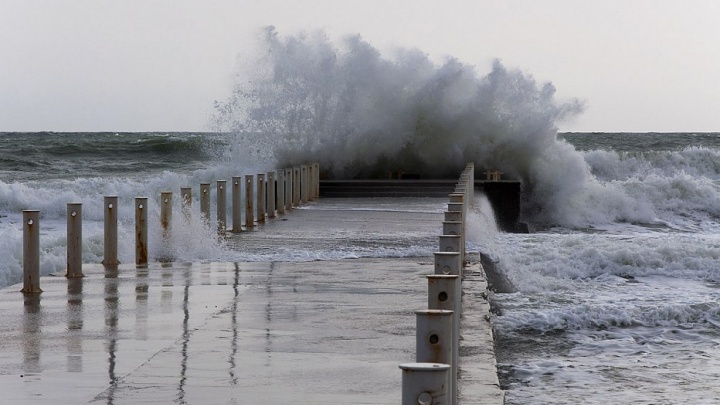В Сочи запретили купаться на всех пляжах из-за шторма