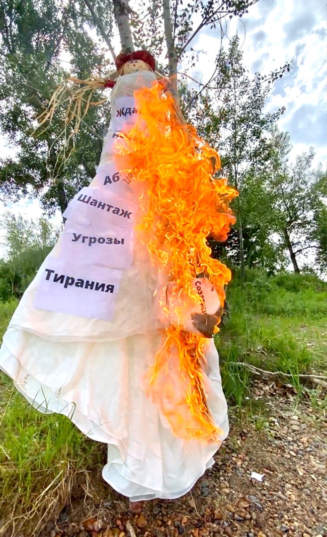 Платье вспыхнуло быстро, к счастью, не загорелось дерево, на котором оно висело Платье вспыхнуло быстро, к счастью, не загорелось дерево, на котором оно висело
