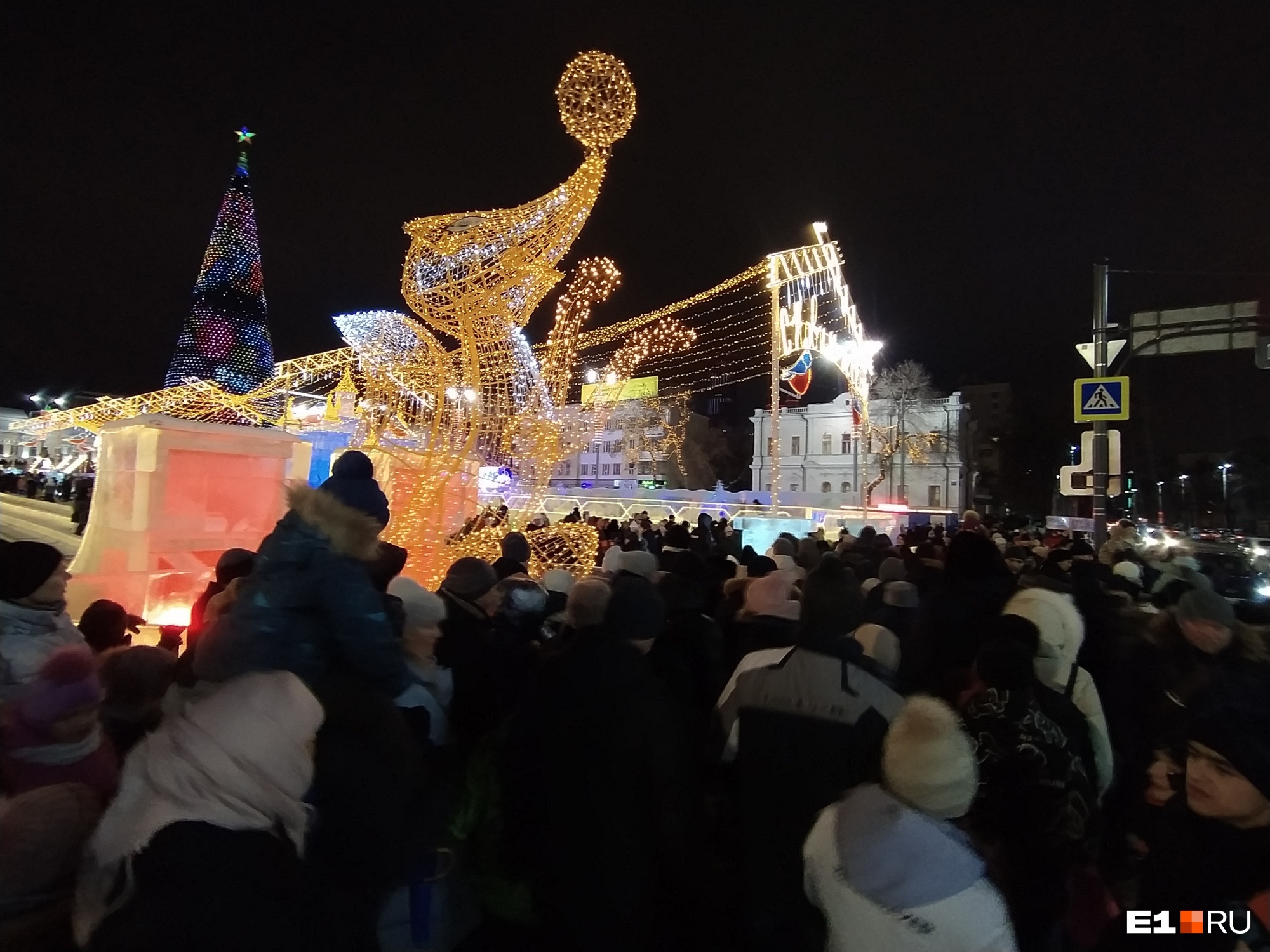 В ледовом городке адок: горожане проснулись и ринулись гулять в центр Екатеринбурга