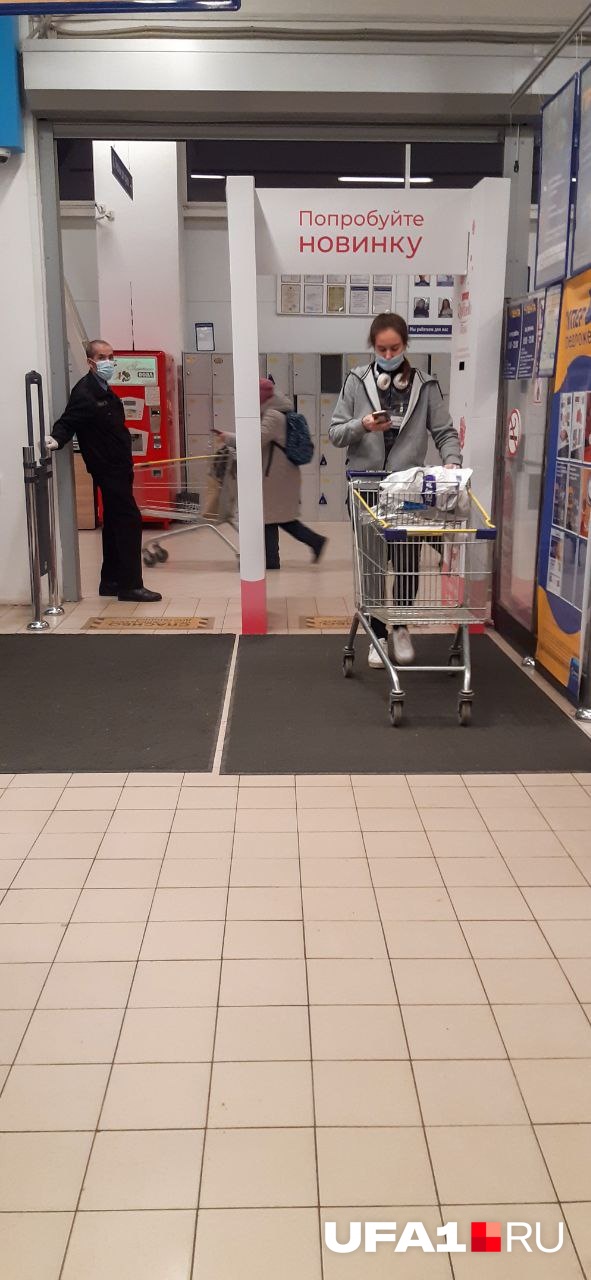А это проход в гипермаркет «Лента», где охранник следит за порядком, а не за кодами