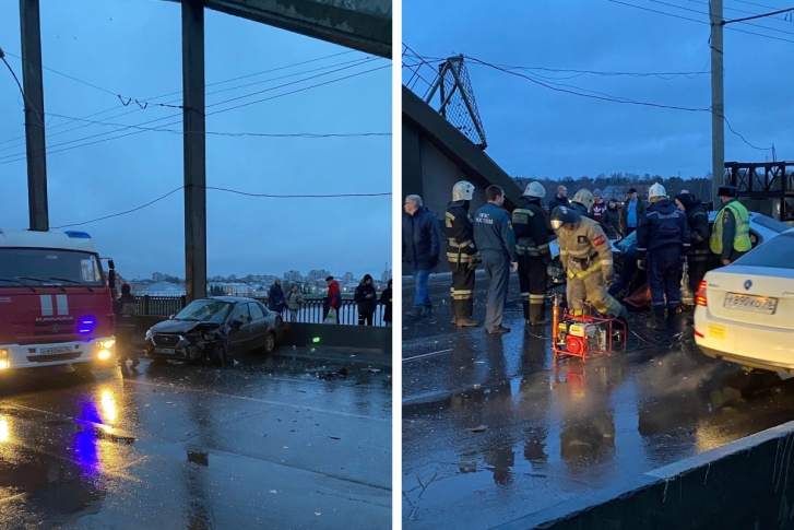 Спасатели вытаскивают пострадавших на мосту