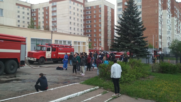 В общежитии УГАТУ в Уфе произошел пожар, 50 человек эвакуировали