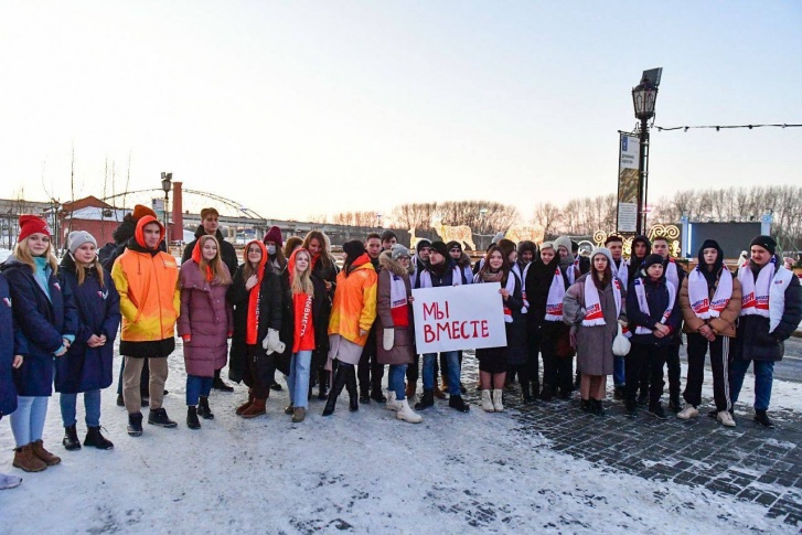 22 февраля около 30 активистов «Молодой Гвардии» провели флешмоб в поддержку решения президента о признании ЛНР и ДНР